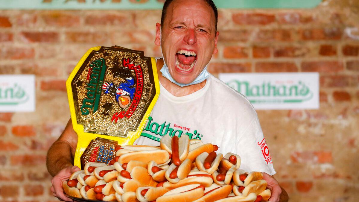 Joey Chestnut sets new record scarfing 75 hot dogs at Nathan’s hot dog ...