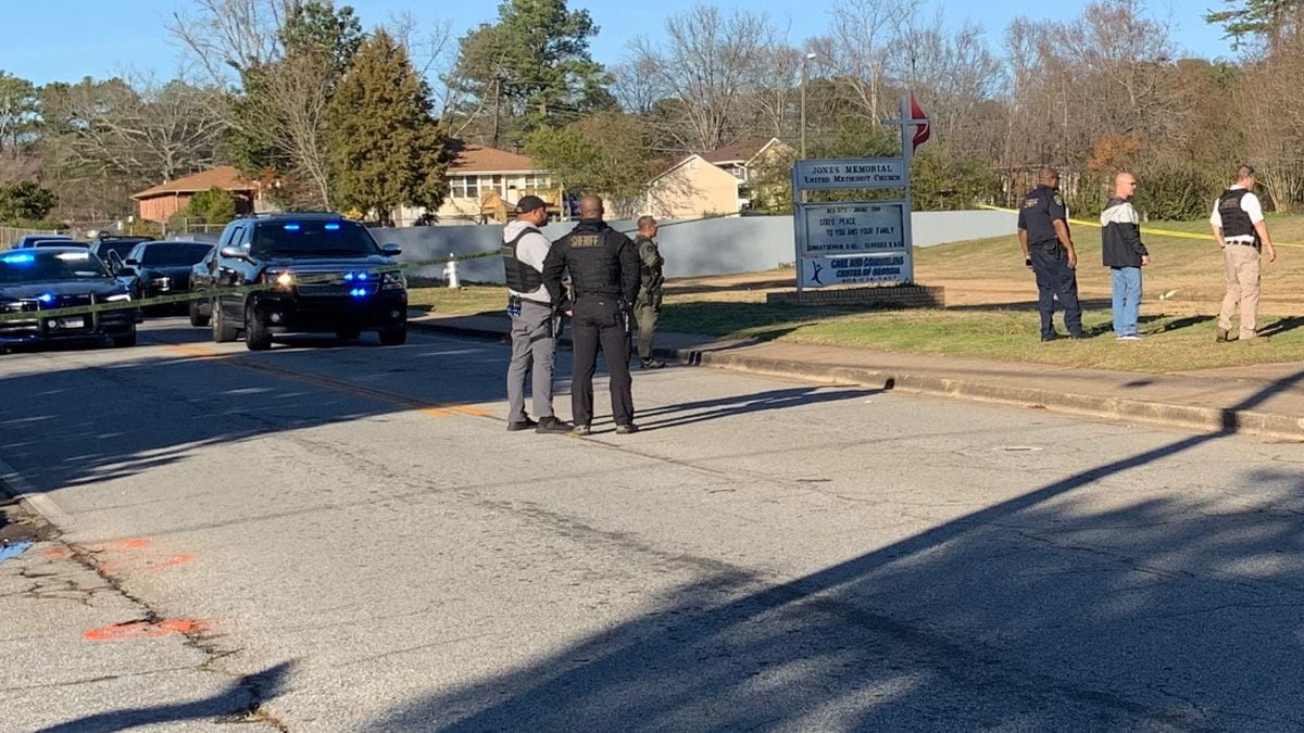 Clayton County area shut down after deputies shoot suspect