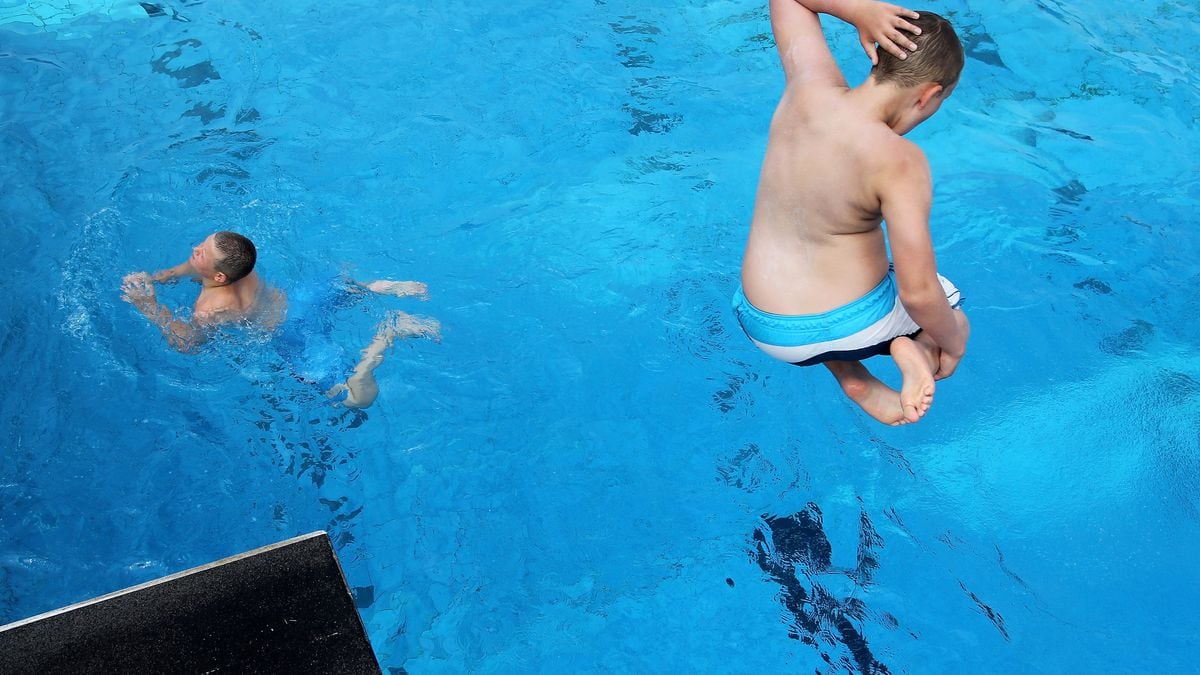 Children jump from a diving board. (Photo by Sean Gallup/Getty Images)