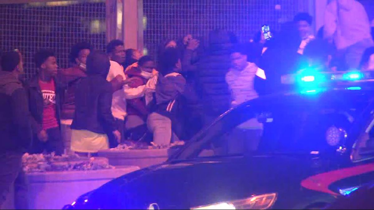 Brawl involving 300 teens, kids at Atlantic Station sends 1 to hospital, police say