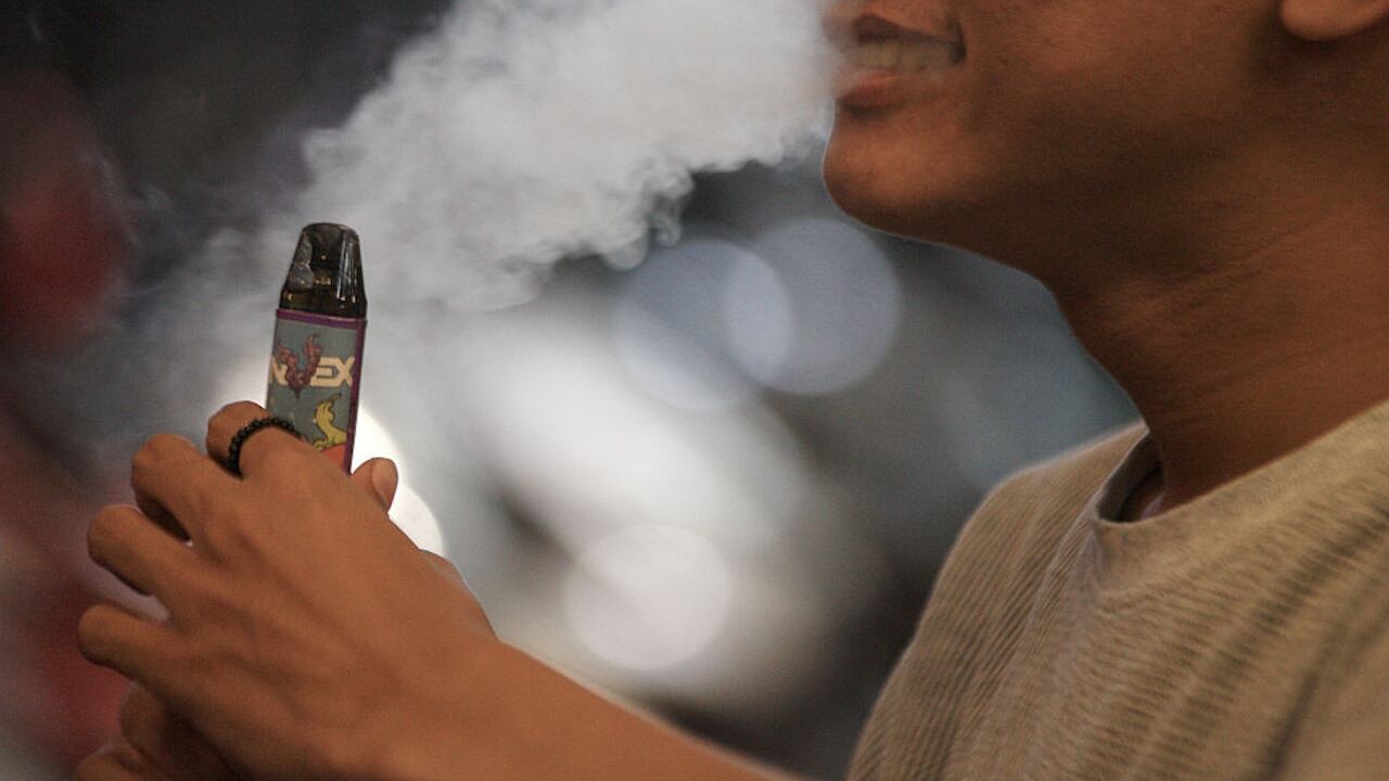 FDA gives approval for fruit-flavored e-cigarettes – WSB-TV Channel 2