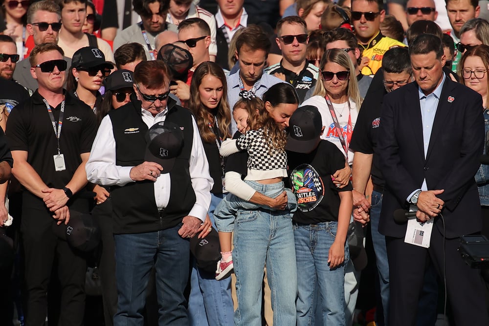 NASCAR family stands beside Kyle Busch's family before start of Coca-Cola 600 – WSB-TV Channel 2 - Atlanta